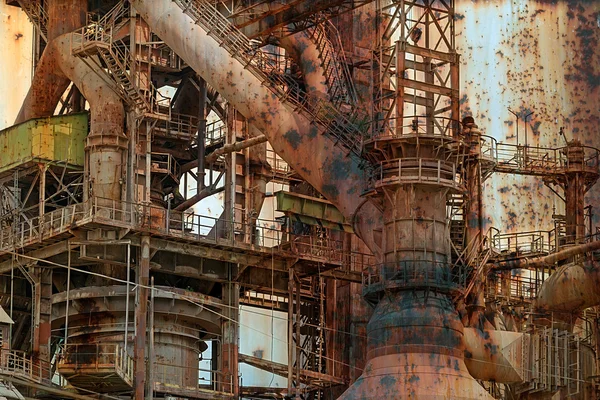Eski çelik ocağı ile paslı arka plan