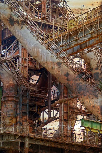 Eski çelik ocağı ile paslı arka plan