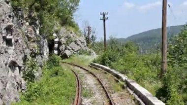 Timelapse ile eski bir dağ demiryolu arkadan görünüm