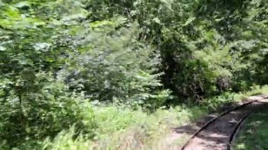 Timelapse ile eski bir dağ demiryolu arkadan görünüm