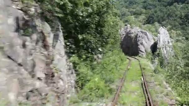 Timelapse con vista trasera de un antiguo ferrocarril de montaña — Vídeos de Stock