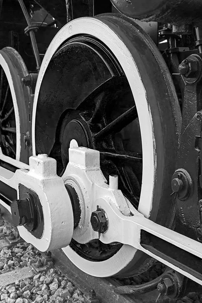 Svart och vit detalj av stora hjul på en gammal ånga locomotiv — Stockfoto