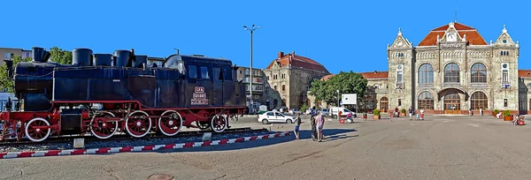 Старая железнодорожная станция в Араде, Румыния и впереди паровоз — стоковое фото