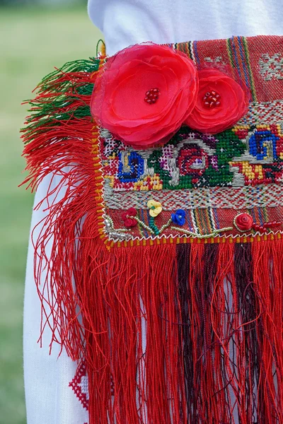 Traje popular rumano tradicional para mujeres. Detalle —  Fotos de Stock