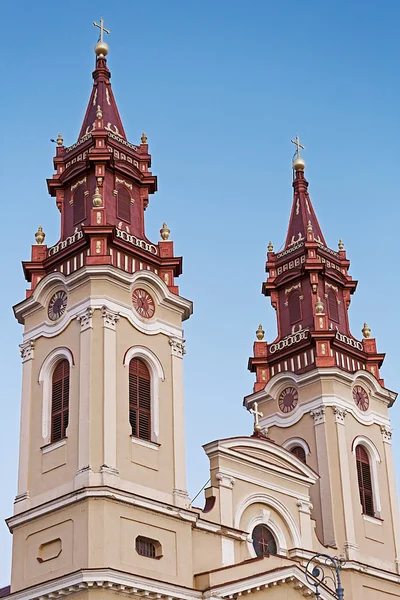 Torres de uma igreja ortodoxa em Arad, Romênia — Fotografia de Stock