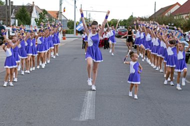 Geçit töreni küçük ponpon kızlar 1