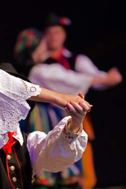 Geleneksel kostüm genç Polonyalı dansçılar