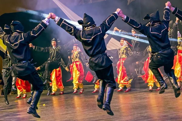 Genç Türk dansçılar geleneksel kostüm