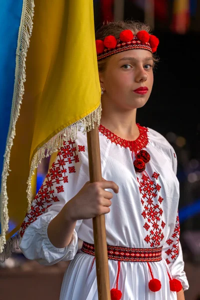 Chica joven bailarina ucraniana en traje tradicional, con nationa — Foto de Stock