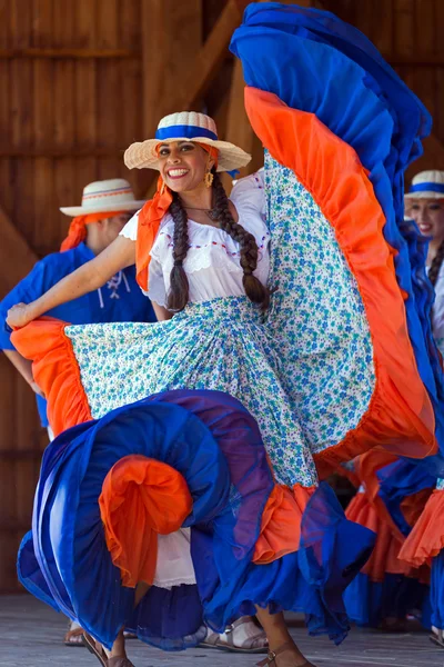 Jovens dançarinos da Costa Rica em traje tradicional — Fotografia de Stock