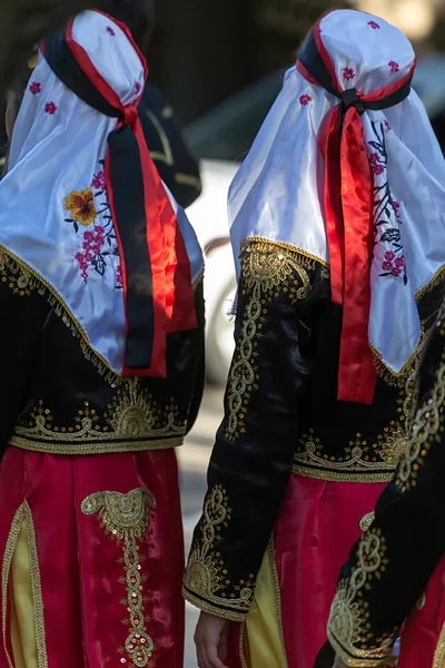 Fond avec des danseurs turcs costumes folkloriques — Photo