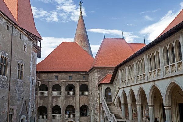 Pohled na jedné straně od Corvin hradu. Vnitřní dvůr — Stock fotografie