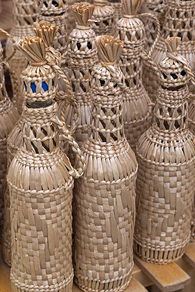 Бутылки, завернутые плетеной — стоковое фото