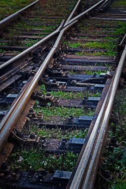 Demiryolu parça çimen ile siyah arka plan
