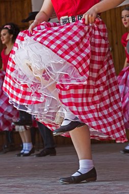 Genç kız California içinde belirli bir halk dansları gerçekleştirmek