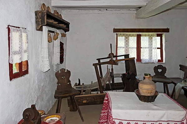 Interior de la casa de campo rumana, con detalle de telar — Foto de Stock