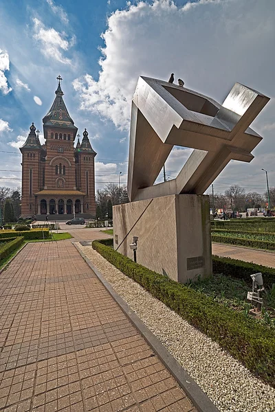 Cathédrale métropolitaine et le monument commémoratif à Timisoara , — Photo