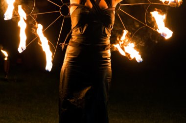 Yangın kadın gösterisinde