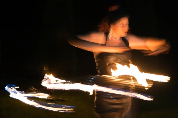 Fire woman inshow — Stock Photo, Image