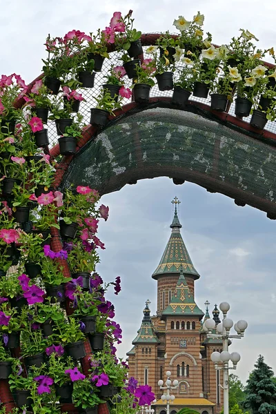 Floral arrangements with orthodox cathedral in background — Stock Photo, Image