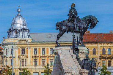 CLUJ-NAPOCA, TRANSYLVANIA, ROMANIA - 20 Eylül 2020: Mathias Corvinus Anıtı, Union Meydanı 'ndaki St. Michael Kilisesi önünde.