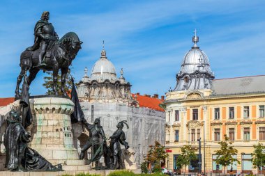 CLUJ-NAPOCA, TRANSYLVANIA, ROMANIA - 20 Eylül 2020: Mathias Corvinus Anıtı, Union Meydanı 'ndaki St. Michael Kilisesi önünde.
