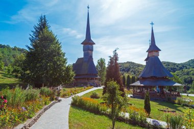 Barsana manastır kompleksi, Maramures, Romanya 'daki binalar. İlk ahşap kilise 1711 yılında inşa edildi ve Ortodoks Barsana Manastırı UNESCO 'nun dünya mirasına dahil edildi..