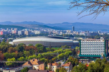 CLUJ-NAPOCA, ROMANIA - SEPTEMBER 20, 2020: Citadel Hill 'den şehre panoramik ve hava manzaralı: Central Park, Cluj Arena stadyumu ve Manastur bölgesi.