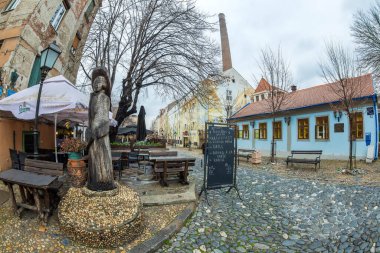 BELGRAD, SERBIA - 4 Mart 2020: Şehrin ana bohem bölgesi olan Skadarlija sokağı. Terazije 'nin 300 metre kuzeybatısında yer alıyor ve Cumhuriyet Meydanı' nda başlıyor..