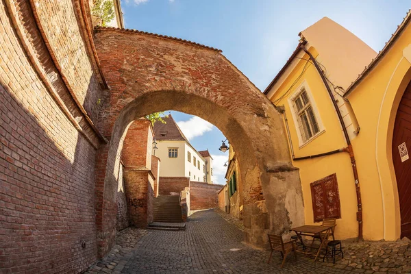 Sibiu Transylvania ルーマニア 2020年7月8日 上の町と下の町を結ぶ石とレンガの通路である針の壁として知られる階段 14世紀に建てられました — ストック写真