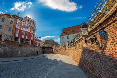 SIBIU, ROMANIA - 8 Temmuz 2020: Romanya 'da inşa edilen ilk dökme demir köprü ve Avrupa' da inşa edilen ikinci köprü Yalanlar Köprüsü 'ne bakın