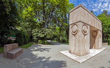 Öpüşme Kapısı, yaşamın ölüme karşı zaferini simgeler. Heykel, Targu Jiu 'daki ünlü heykeltıraş Constantin Brancusi Heykelinin bir parçasıdır..