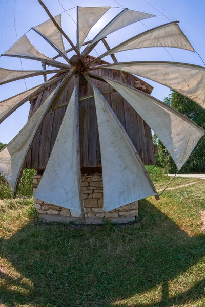 村のための特定の帆を持つ古い歴史的な風車ベスト タルチャ国 伝統的な大衆文明博物館 最大の野外博物館に位置しています — ストック写真