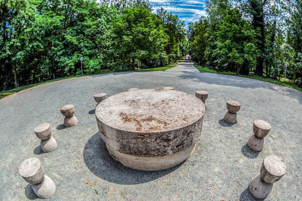 "Стол молчания", сделанный Константином Бранкузи в румынском Тарту, представляет собой представление о том, где собирались румынские солдаты Первой мировой войны перед сражением.