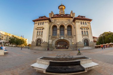 ConstANTA, ROMANIA - 15 Temmuz 2020: Ovidiu Meydanı tarihi merkezde. Bugün Ulusal Tarih ve Arkeoloji Müzesi, Constana Belediyesi 'nin eski binasının önünde Ovidiu' nun heykeli bulunmaktadır..