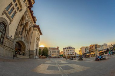 ConstANTA, ROMANIA - 15 Temmuz 2020: Ovidiu Meydanı tarihi merkezde. Bugün Ulusal Tarih ve Arkeoloji Müzesi, Constana Belediyesi 'nin eski binasının önünde Ovidiu' nun heykeli bulunmaktadır..