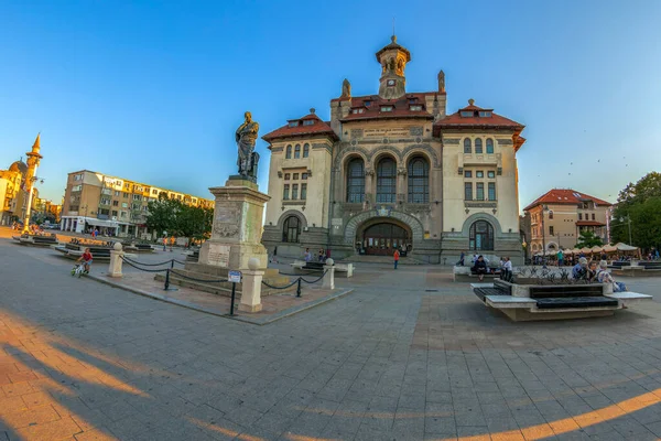 ルーマニアのコンスタンタ 2020年7月15日 歴史的中心部のオヴィディウ広場コンスタナ市庁舎の前には 現在国立歴史考古学博物館があり オヴィディウ像があります — ストック写真