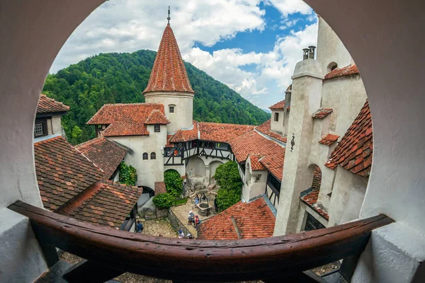 Bran Transylvania ルーマニア 2020年7月22日 ルーマニア国外で伝説的なドラキュラ城として知られる13世紀に建てられたブラン城の中庭の眺め ルーマニアの後の住居のマリー女王 — ストック写真
