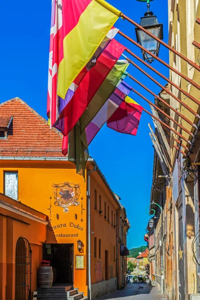 Brasov Transylvania ルーマニア 2020年7月11日 街の絵のように美しい歴史的中心部に位置する小さなレストランやホテル — ストック写真
