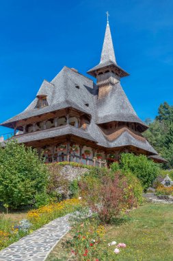 Barsana manastır kompleksi, Maramures, Romanya 'daki binalar. İlk ahşap kilise 1711 yılında inşa edildi ve Ortodoks Barsana Manastırı UNESCO 'nun dünya mirasına dahil edildi..