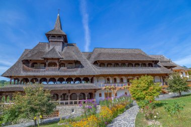 Barsana manastır kompleksi, Maramures, Romanya 'daki binalar. İlk ahşap kilise 1711 yılında inşa edildi ve Ortodoks Barsana Manastırı UNESCO 'nun dünya mirasına dahil edildi..