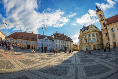 SIBIU, TRANSYLVANIA, ROMANIA - 8 Temmuz 2020: Şehrin merkezinden ilk kez 1408 'de bahsedilen ana meydan. 15-16 yüzyıldan beri meydan ortaçağ şehrinin merkezi haline geldi..