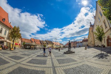 SIBIU, TRANSYLVANIA, ROMANIA - 8 Temmuz 2020: Şehrin merkezinden ilk kez 1408 'de bahsedilen ana meydan. 15-16 yüzyıldan beri meydan ortaçağ şehrinin merkezi haline geldi..