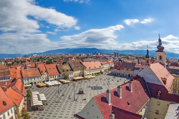 Sibiu Transylvania ルーマニア 2020年7月8日 旧市街中心部のビッグスクエア上の評議会塔からの空中ビュードイツ人入植者によって設立されたトランシルヴァニア公国の首都だった — ストック写真