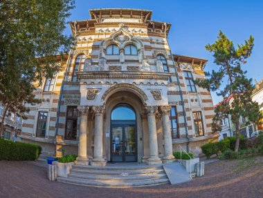 ConstANTA, ROMANIA-JULY 15, 2020: Halk sanatı tüm türlerini kapsayan Halk Sanatları Müzesi. Bina 1893 yılına dayanıyor. İlk olarak bir belediye binasıydı, daha sonra bir postahaneydi. 1973.1978.1989 yılında restore edildi..