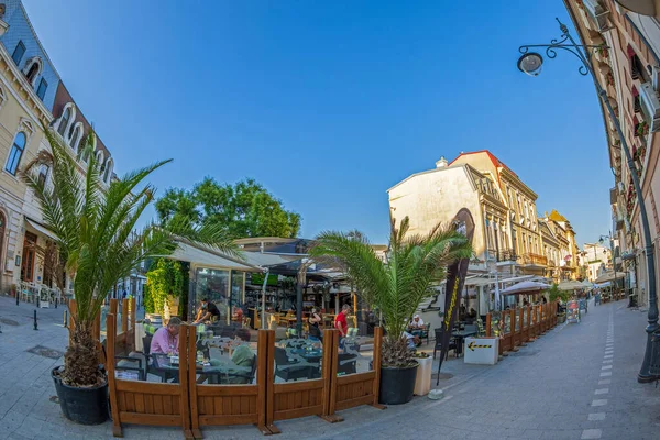 Constanta Rumania Julio 2020 Pequeñas Pintorescas Terrazas Calle Con Turistas — Foto de Stock