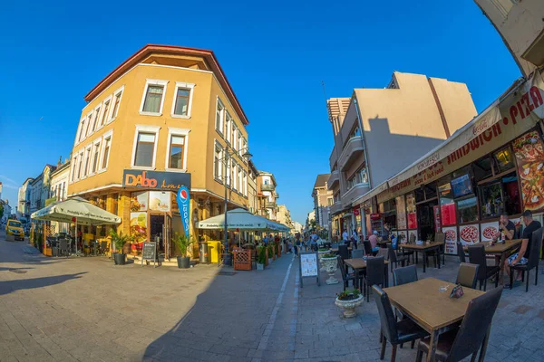 Constanta Rumania Julio 2020 Pequeñas Pintorescas Terrazas Calle Con Turistas — Foto de Stock