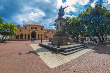 SANTO DOMINGO, DOMINICAN REPUBLIC-MARCH 13, 2020: Parque Colon 'daki Christopher Columbus Heykeli, Ciudad Koloni tarihi bölgesinin merkezi meydanı ve Santa Maria la Menor Katedrali.