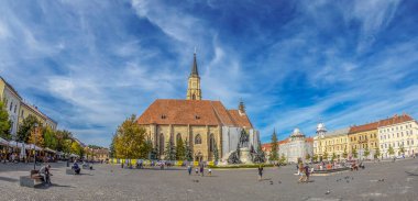 CLUJ-NAPOCA, TRANSYLVANIA, ROMANIA - 20 Eylül 2020: Union Square, şehrin en büyük meydanı ve 220 m 'ye 160 metre boyutuyla Romanya' nın en büyük meydanı.