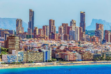 BENIDORM, İspanya - 14 Ağustos 2020: Poniente Sahili ile Finestrat Sahili arasında yer alan Tossal de la Cala 'dan şehrin gökdelenlerinin manzarası. Şehir İspanya 'nın Manhattan' ı olarak kabul edilir..